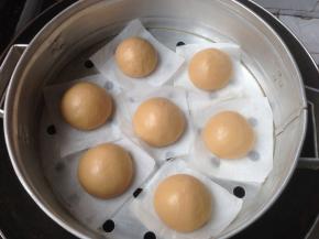 把馒头胚放在温暖处醒发20分钟左右，室温低的话，可以在蒸锅里放热水，有助馒头发酵。醒发后的馒头胚掂在手上感觉有点轻，个子比原先大1.5-2倍，如果馒头胚没有醒发到位就蒸的话，蒸出来的馒头容易回缩，这一步也很关键哟