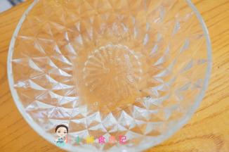 另外准备一个冰白开水放入吉利丁片泡十分钟左右