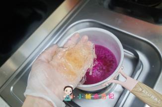 锅里加热火龙果汁，大概五六十度关火放入吉利丁片