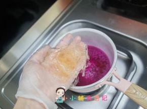锅里加热火龙果汁，大概五六十度关火放入吉利丁片