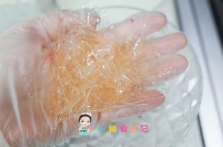 将泡好的吉利丁片挤干水分备用