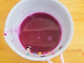 准备好100g火龙果汁+100g白开水