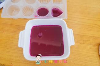 放入模具内冷藏数小时凝固