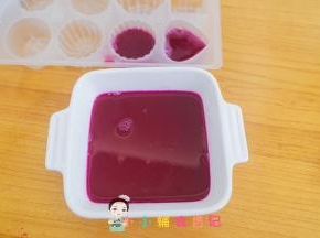 放入模具内冷藏数小时凝固
