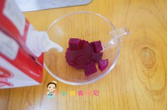 放入杯子里加入牛奶即可