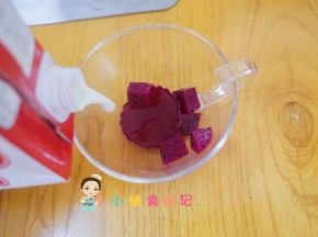 放入杯子里加入牛奶即可