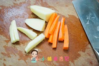 土豆跟胡萝卜切成粗的长条备用