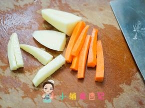 土豆跟胡萝卜切成粗的长条备用