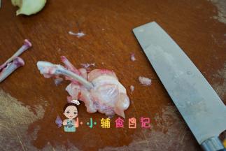 鸡翅用刀一点点把骨头剔除，注意不要把皮搞破