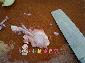 鸡翅用刀一点点把骨头剔除，注意不要把皮搞破