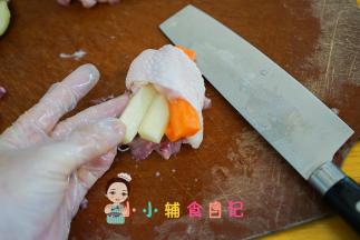 把土豆跟胡萝卜塞进鸡翅里