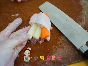 把土豆跟胡萝卜塞进鸡翅里