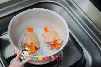 锅里不用放油直接放入鸡翅煎一下，表面有点微黄色