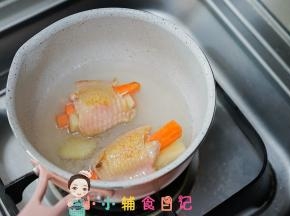锅里放入热水煮