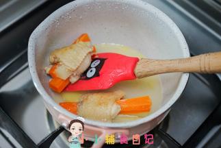 把鸡翅捞出备用