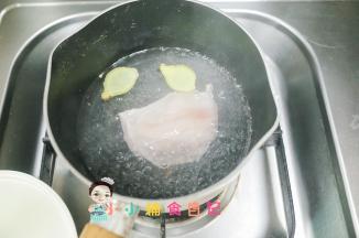 鸡胸肉一块锅里水烧开后转小火放入两片姜慢慢煮