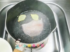 鸡胸肉一块锅里水烧开后转小火放入两片姜慢慢煮