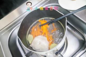 将胡萝卜一起放入锅内煮，煮熟后可以先捞出来