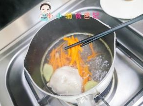 将胡萝卜一起放入锅内煮，煮熟后可以先捞出来