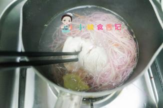 用筷子插一下鸡肉，如果可以插透就是熟了就可以捞出来，面条捞出来控水放一勺油搅拌一下，不容易结块