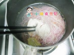 用筷子插一下鸡肉，如果可以插透就是熟了就可以捞出来，面条捞出来控水放一勺油搅拌一下，不容易结块