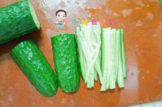 黄瓜洗净切丝备用