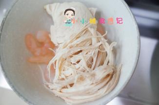 鸡肉用手撕成细丝备用