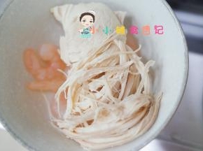鸡肉用手撕成细丝备用