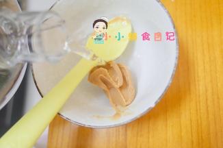 花生酱两勺加适量的水搅拌开