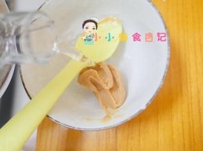 花生酱两勺加适量的水搅拌开