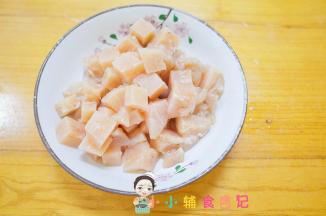 鸡肉洗干净用柠檬腌渍去腥