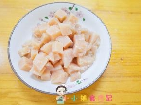 鸡肉洗干净用柠檬腌渍去腥
