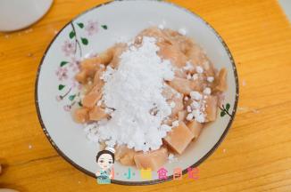 鸡肉加入10g淀粉抓匀备用