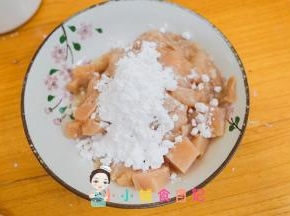 鸡肉加入10g淀粉抓匀备用