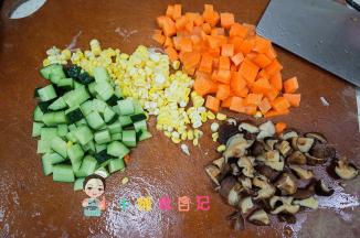 胡萝卜、黄瓜、香菇、玉米切丁备用