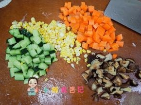 胡萝卜、黄瓜、香菇、玉米切丁备用