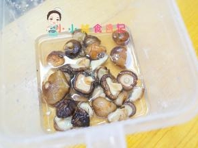 香菇泡开备用