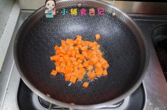 锅里放少许油加入胡萝卜翻炒、