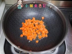 锅里放少许油加入胡萝卜翻炒、
