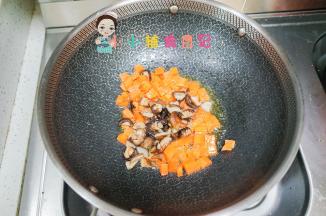加入香菇翻炒至出香味