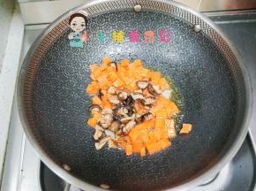 加入香菇翻炒至出香味