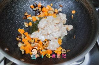 放入鸡肉翻炒，最好用不粘锅不然淀粉容易粘锅
