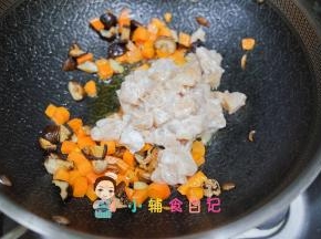 放入鸡肉翻炒，最好用不粘锅不然淀粉容易粘锅