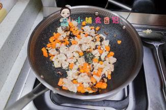 将鸡肉炒制7分熟