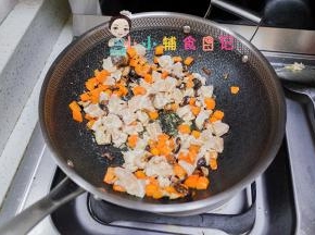 将鸡肉炒制7分熟