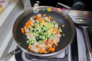 加入黄瓜、玉米翻炒至鸡肉全熟即可