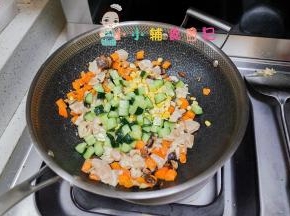 加入黄瓜、玉米翻炒至鸡肉全熟即可