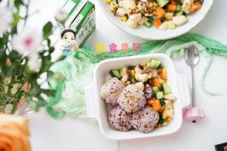 将米饭做成饭团放入碗里即可