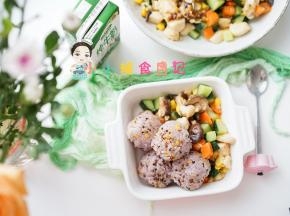 将米饭做成饭团放入碗里即可