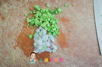 虾仁洗净去虾线切丁，西蓝花切碎备用